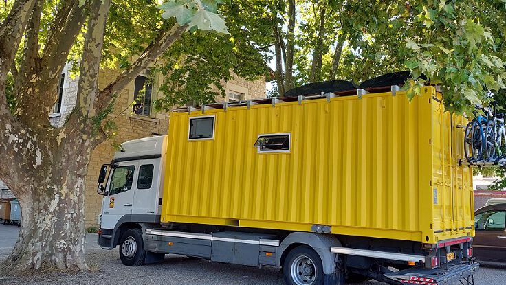 Huis op wielen, adventure truck, onder plataan in frans dorp Crémieu