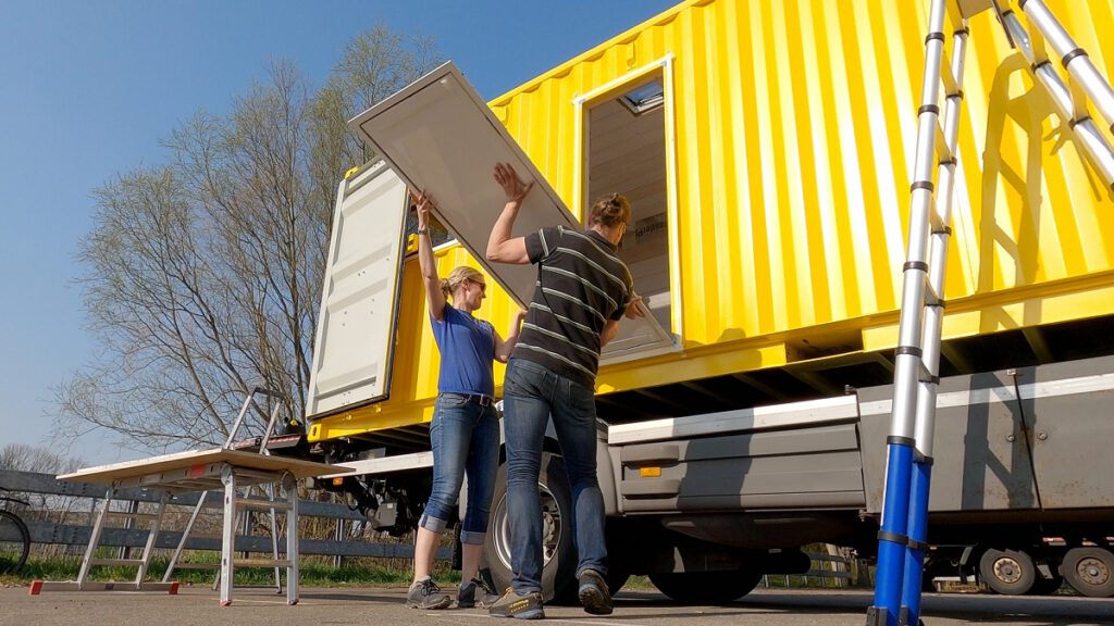 Deur plaatsen in containerwoning, huis op wielen