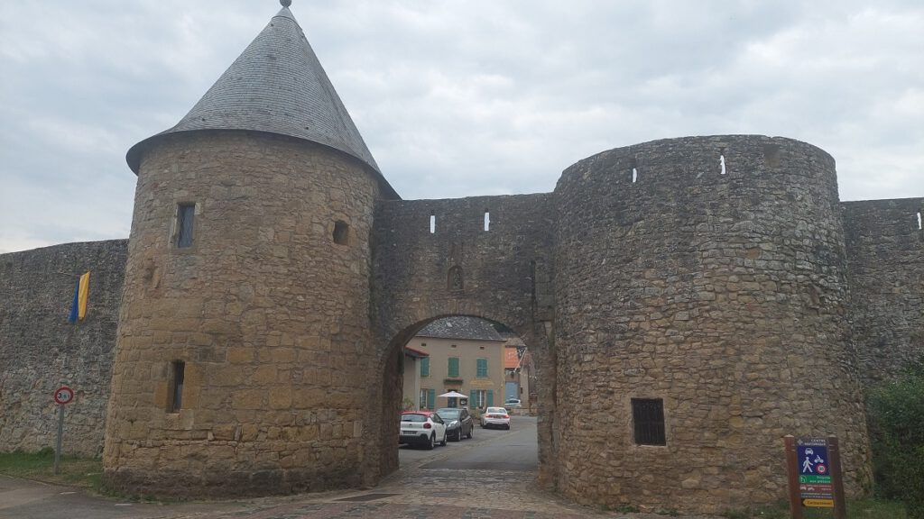 Poort van Rodemack, plaatsje in Noord Frankrijk ook wel klein Carcassonne genoemd