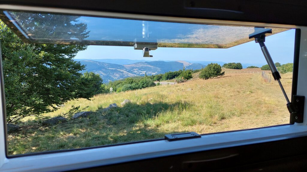 Uitzicht vanuit camper op de Grand Ballon in de Vogezen