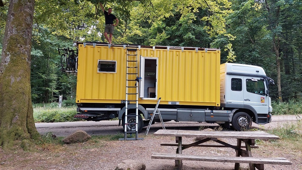 Vrachtwagen, huis op wielen op de Col du Donon in de Vogezen