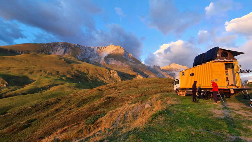 Overnachten op de Col du Soulor met camper adventure truck