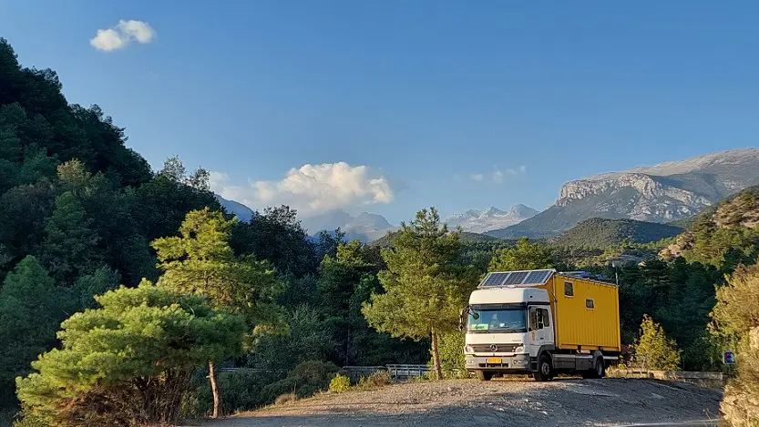 Adventure Truck Hotel voor fietsvakantie in de Pyreneeën