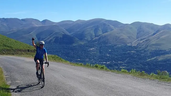 Fietsen naar de top van de Col d'Azet tijdens fietsvakantie in de Pyreneeën