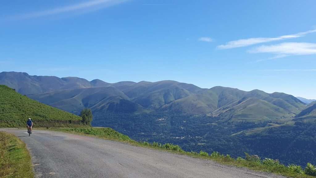 Wielrenner naar de top van de Col d'Azet in de Franse Pyreneeën