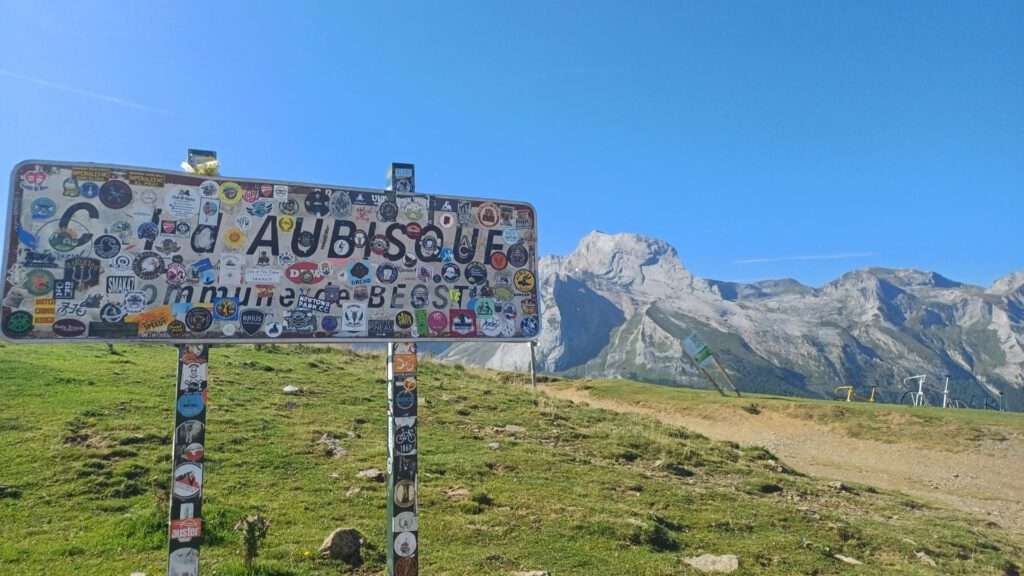 Bord van de Col d'Aubisque in de Pyreneeën