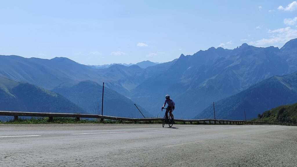 Eenzame fietser in de bergen van de Pyreneeën