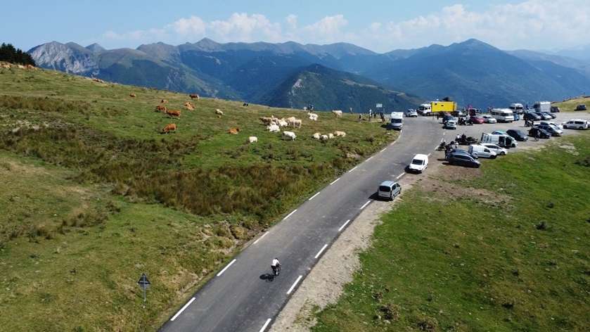 Wielrenner fiets naar top van de berg waar Truck hotel klaar staat