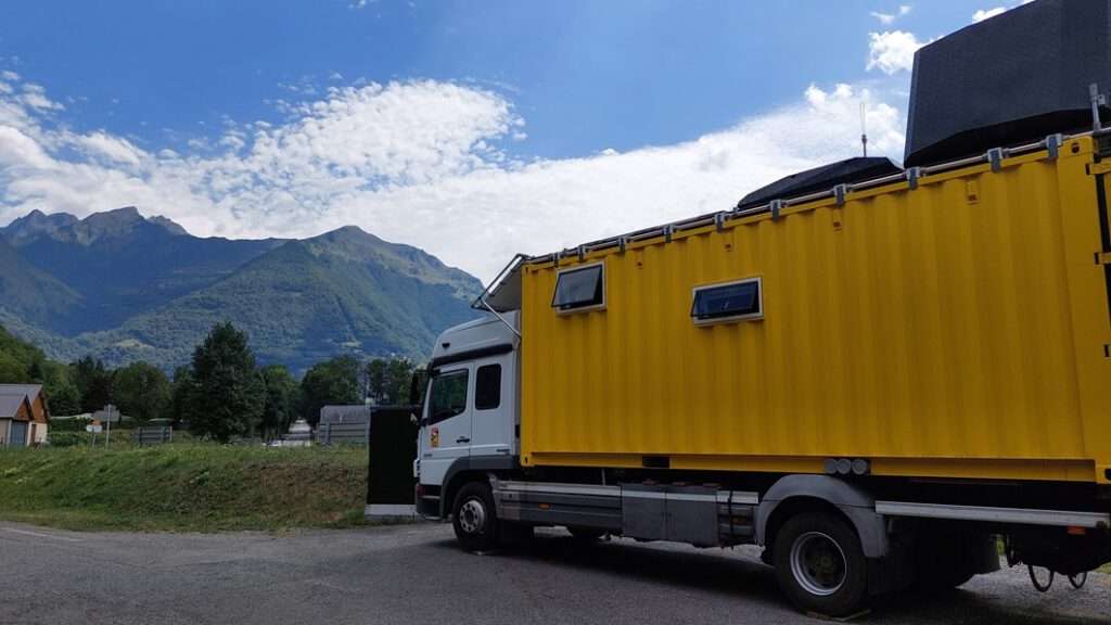 Truck hotel met uitzicht op de bergen van de Pyreneeën