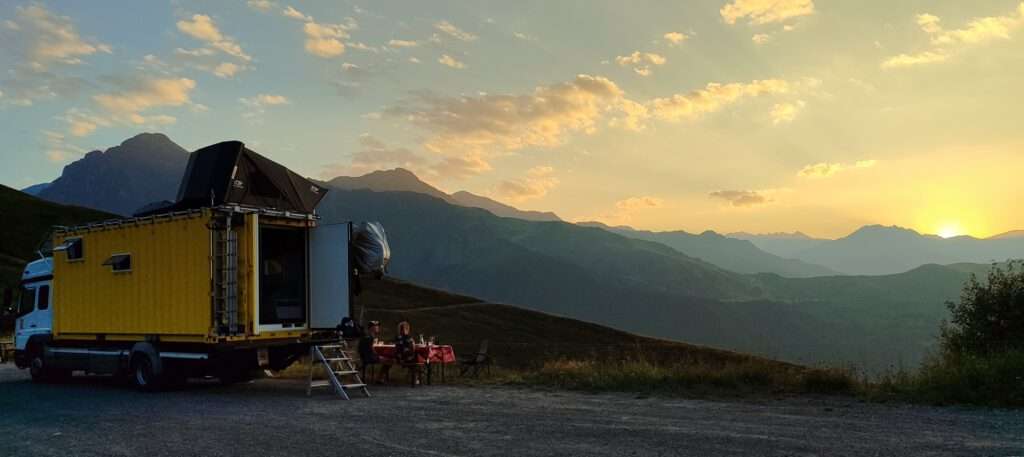 Truck hotel met zonsondergang in de Pyreneeën