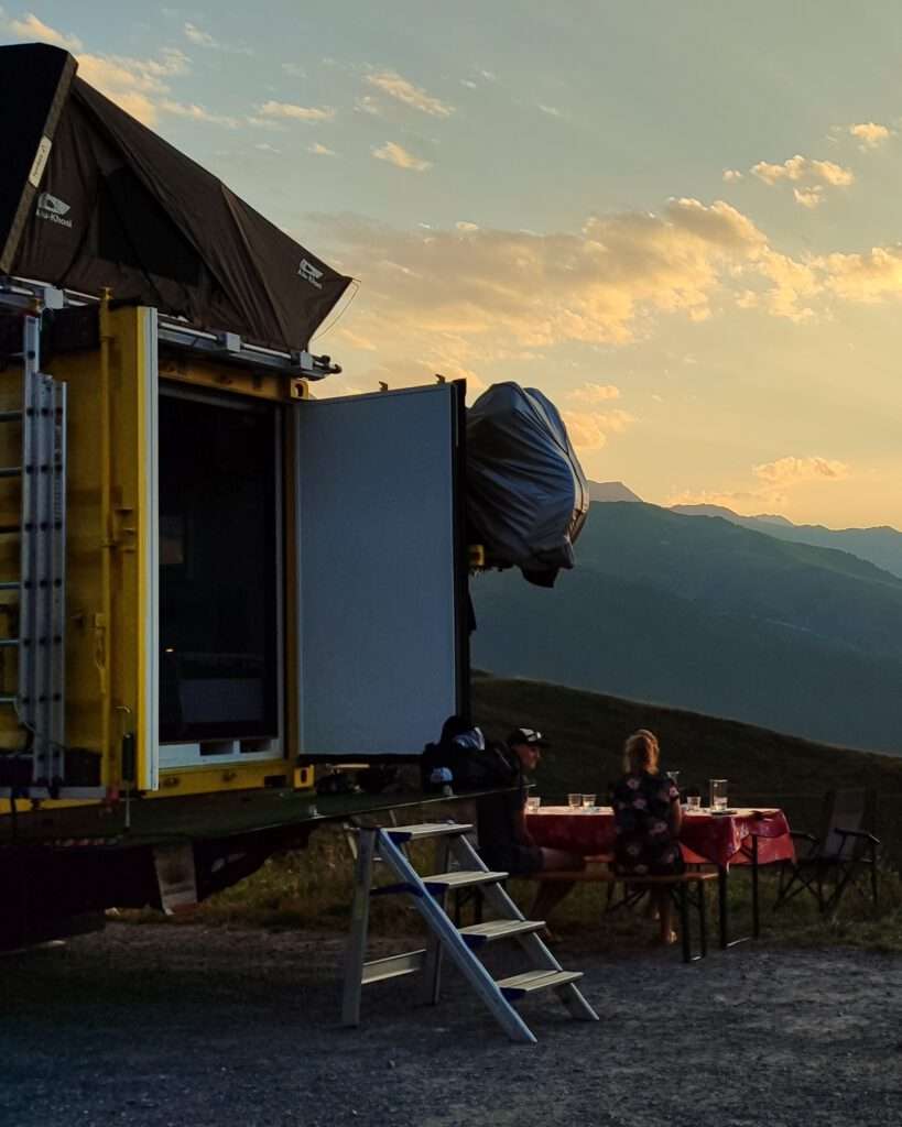 Truck hotel met zonsondergang in de Pyreneeën