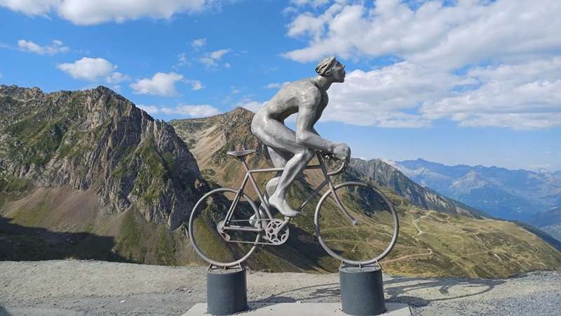 Standbeeld wielrenner op de Col du Tourmalet in de Pyreneeën