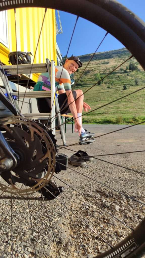 Wielrenner maakt zichzelf klaar om te fietsen bij truck hotel