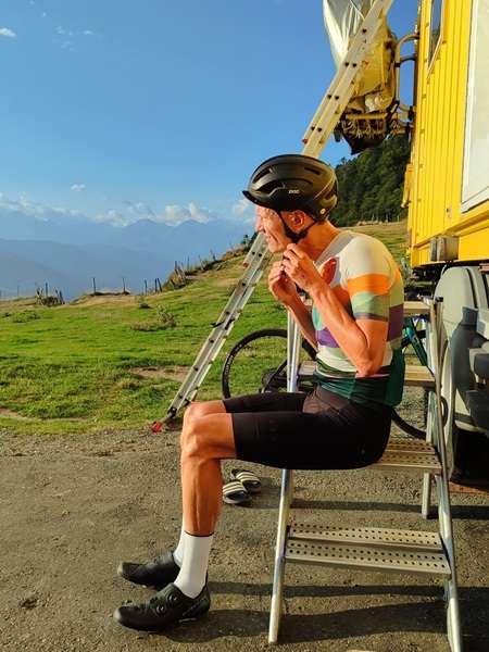 Fietser doet helm op naast truck hotel in de Pyreneeën