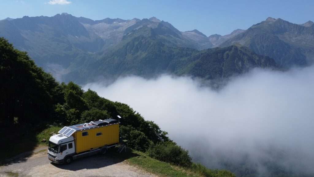 Truck hotel in de Pyreneeën met slecht weer op komst