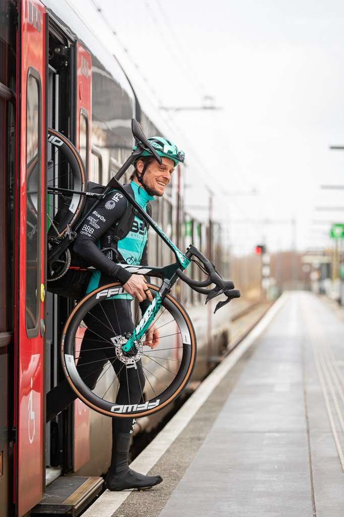 Wielrenner op de trein